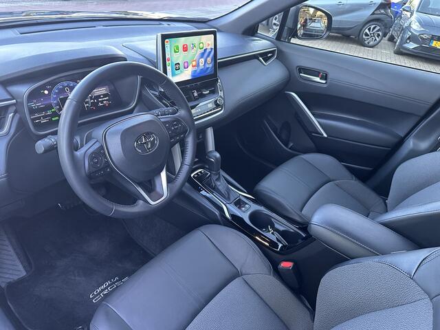 Toyota COROLLA Cross 2.0 High Power Hybrid First Edition, origineel Nederlandse auto, 1e eigenaar, dealeronderhouden, trekhaak, parkeersensoren voor en achter, Apple Carplay, Android Auto, halflederen bekleding, stoelverwarming, Toyota 10 jaar garantie programma, Toyota