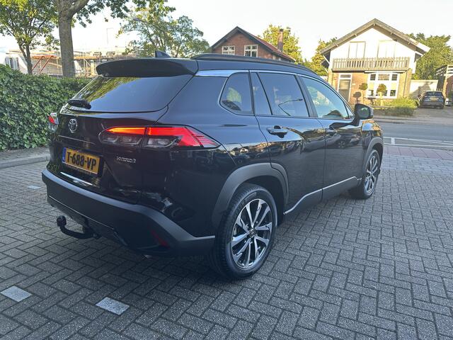 Toyota COROLLA Cross 2.0 High Power Hybrid First Edition, origineel Nederlandse auto, 1e eigenaar, dealeronderhouden, trekhaak, parkeersensoren voor en achter, Apple Carplay, Android Auto, halflederen bekleding, stoelverwarming, Toyota 10 jaar garantie programma, Toyota