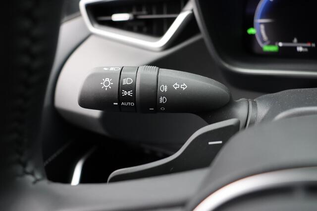 Toyota COROLLA Hybrid 180 Executive Nieuw en uit voorraad leverbaar met ¤ 6.000, - voordeel, inclusief trekhaak!! , Stoel & Stuurverwarming, Parkeersensoren voor en achter, Head Up Display,Nieuw en direct leverbaar!