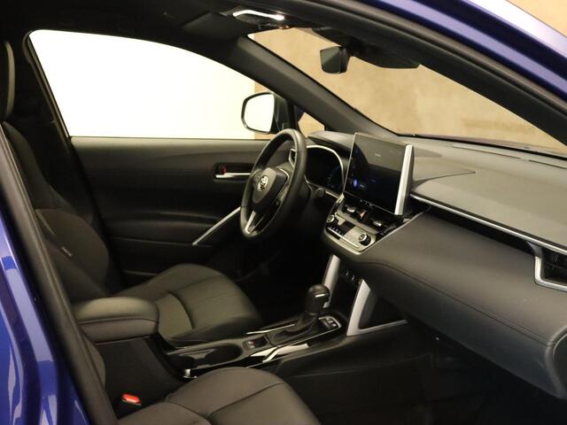 Toyota COROLLA Cross 2.0 High Power Hybrid First Edition - ORIGINEEL NEDERLANDSE AUTO - ELEKTRISCHE ACHTERKLEP - DODEHOEKDETECTIE - STOELVERWARMING VOORSTOELEN - KEYLESS ENTRY/START - APPLE CARPLAY/ANDROID AUTO - CRUISE CONTROL ADAPTIEF