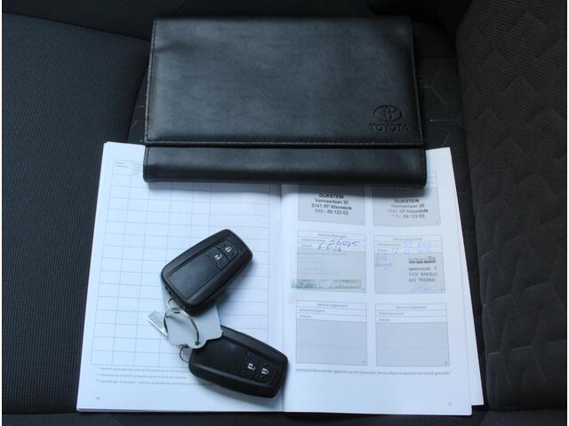 Toyota COROLLA 1.8 Hybrid Business CARPLAY | CAMERA | CLIMATE | LMV16 | LED | DAB | ADAPCRUISE | ZWHEMEL