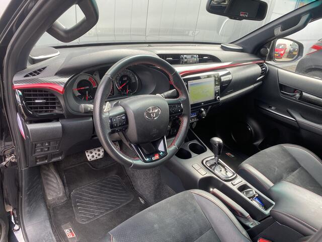Toyota HI-LUX HiLux 2.8 D-4D Double Cab GR Sport Automaat 500nm NL Auto Dealer Onderhouden JBL Trekhaak 360cam Bed Cover 3500KG Treklast