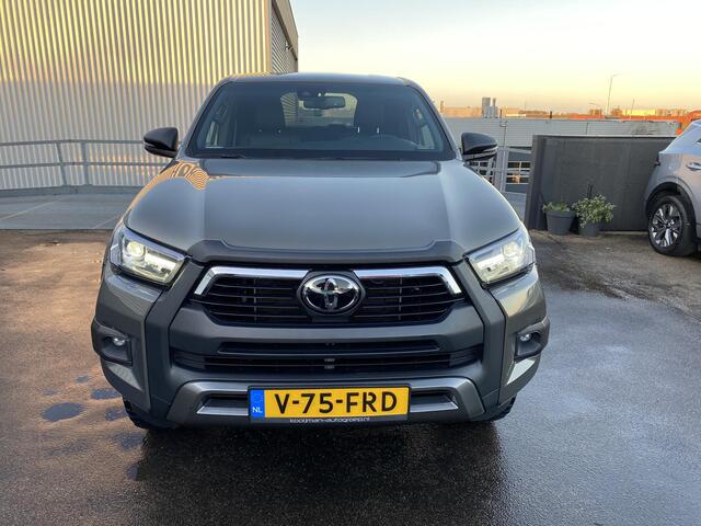 Toyota HI-LUX HiLux 2.8 D-4D Double Cab Invincible Automaat Nieuw geleverd, incl. o.a.: Gecoatte laadbak, trekhaak 13plg, stoelverwarming, achteruitrij camera, keyless, navigatie, Apple CarPlay/Android Auto, JBL Audio, NL-auto, boekjes compleet, 265/65R18 banden CST AT