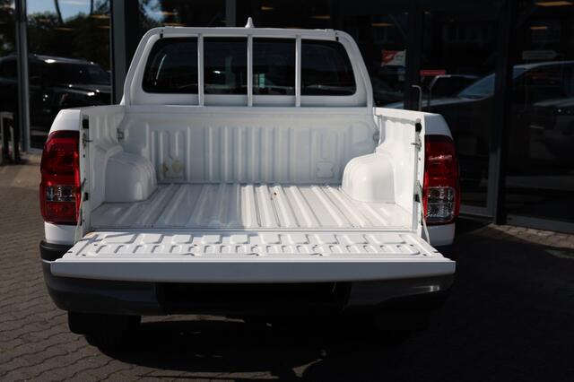 Toyota HI-LUX 2.4 D-4D DUBBEL CABIN COMFORT A/T 5 SITZ 4WD