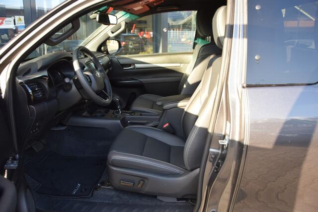 Toyota HI-LUX 2.8 D-4D X-TRA CAB INVINCIBLE A/T VAN