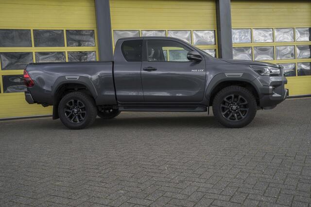 Toyota HI-LUX HiLux 2.8 D-4D Xtra Cab Invincible