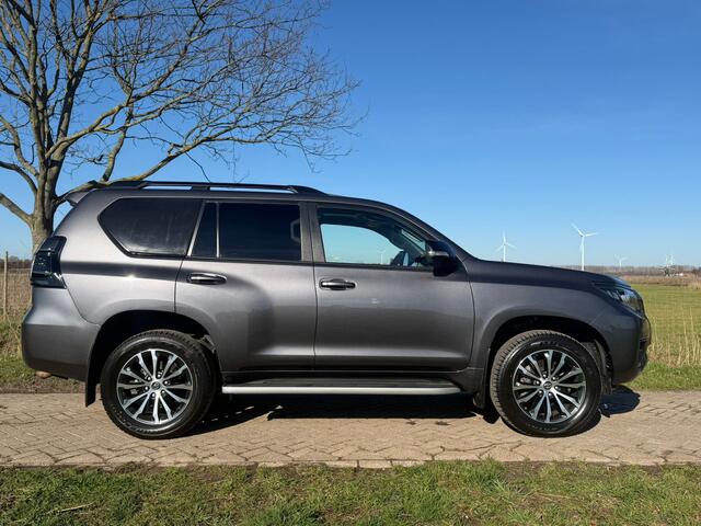 Toyota LAND CRUISER 150 2.8 D-4D-F Executive Window Van