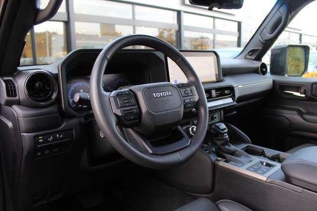 Toyota LAND CRUISER 2.8 D-4D First Edition 5p | Rijklaar | Pano | Trekhaak | BF Goodrich | Navi | Camera's | Leder | Memory | JBL | HUD | Stoelverwarming/koeling