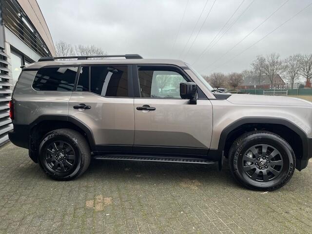 Toyota LAND CRUISER 2.8 D-4D AUT VAN EXEC / PROF LEDER NAVI CLIMA CRAWL GEEN BPM ! FABR GARANTIE ¤ 76900 EXCL FISCAAL VOORDELIGE zeer luxe uitvoering , is voor ondernemers vrijgesteld van BPM in nieuwstaat dealer onderhouden en zeer mooie bedrijf inrichting in de laadruimte