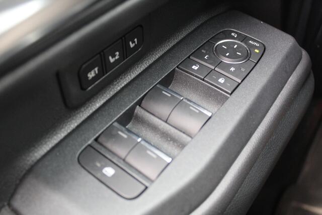 Toyota LAND CRUISER 2.8 D-4D Standard Roof Window Van Professional | NL-Auto | Trekhaak | Leder | Memory | Camera's | JBL | HUD | LED | Stoelverwarming/koeling