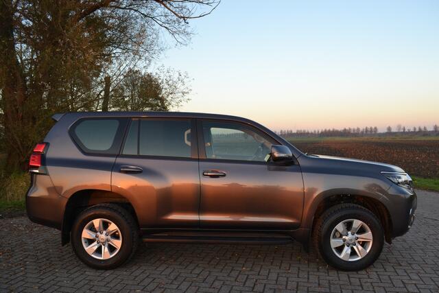 Toyota LAND CRUISER 2.8 D-4D-F Comfort Window Van