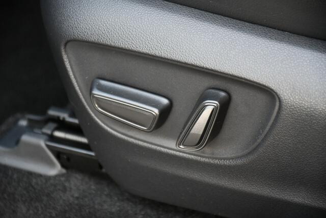 Toyota LAND CRUISER 2.8 D-4D Standard Roof Window Van First Edition Limited Automaat 206pk | Grijs Kenteken | Dodehoekdetectie | Stoelventilatie | Leder | Apple Carplay/Android Auto |