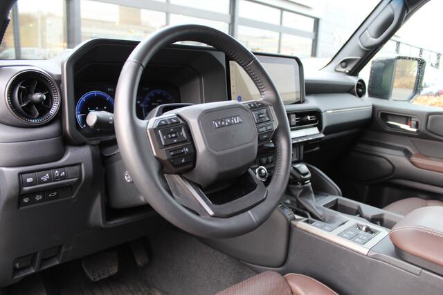 Toyota LAND CRUISER 2.8 D-4D Standard Roof Window Van Professional | NL-Auto | Trekhaak | Leder | Memory | Camera's | JBL | HUD | LED | Stoelverwarming/koeling