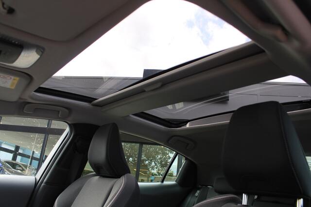 Toyota PRIUS 2.0 Plug-in Hybrid Executive | Rijklaar | Pano | Navi | Camera | Stoel-/stuurverwarming | Blind Spot
