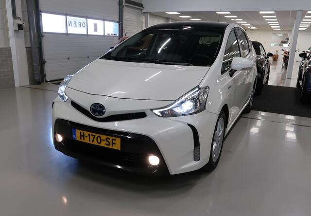 Toyota PRIUS 1.8 Dynamic 7 Zitplaatsen Panoramadak Camera Head-Up Navigatie Airco-ecc Stoelverwarming Leer/Alcantara LED Bluetooth Boekjes aanwezig pdc