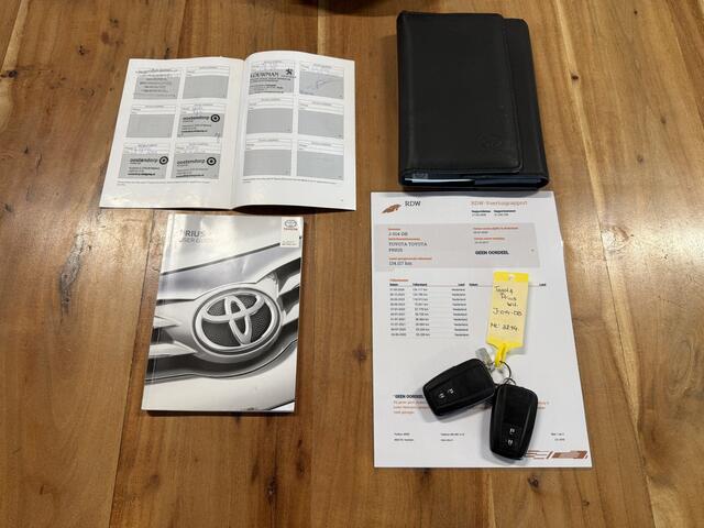 Toyota PRIUS 1.8 White Edition Adaptive Cruise / HUD / Keyless / Stoelverwarming / JBL / Camera / Navigatie / 17'' LMV