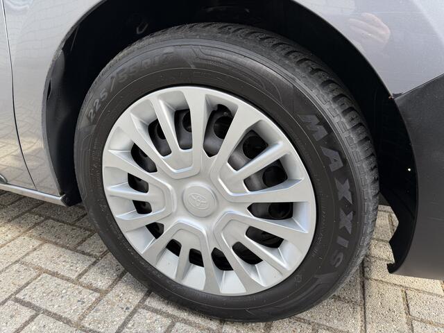 Toyota PROACE Shuttle 2.0 D-4D automaat Navigator Medium L3H1 / 9 persoons / euro 6 diesel / bpm vrij / vaste prijs rijklaar ¤ 19.950 incl btw / inclusief een nieuwe distributie riem / isofix !