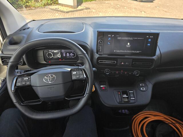Toyota PROACE City 50 kWh 136pk Challenger Apple & Android auto | Cruise controle | Stoelverwarming | Parkeer sensoren| Laadvloer | Demo voordeel!