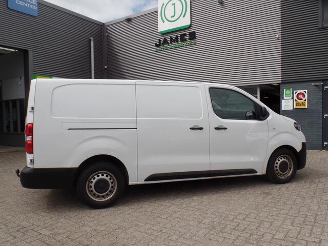 Toyota PROACE Worker 1.5 D-4D Live Long, 3 Zitplaatsen!!, Navigatie, Airco, Cruise controle, Elek ramen/Spiegels, Schuifdeur rechts, Trekhaak, Uniek 42.000km, Ex eerste eigenaar!! 3 zitplaatsen, Uniek 42.000km.