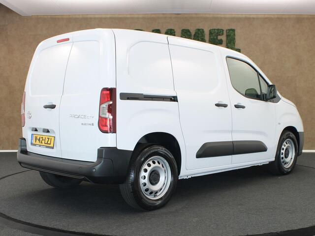 Toyota PROACE CITY Electric Challenger 50 KWH - NIEUW UIT VOORRAAD LEVERBAAR - 2 DEUREN ACHTER - 1 SCHUIFDEUR - 2 PERSOONS UITVOERING - AIRCO - BLUETOOTH - PARKEERSENSOREN ACHTER - MIDDENARMSTEUN - CENTRALE VERGRENDELING MET AFSTANDSBEDIENING - DAB AUDIO