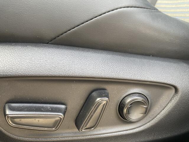 Toyota RAV4 2.5 Hybrid Style Innovation Pack NL Auto Bi-Tone Trekhaak Treeplanken JBL 360cam
