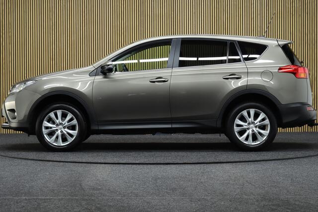 Toyota RAV4 2.0 Automaat Executive Business 4WD | Cruise-control | Trekhaak | Camera | Clima | Leder | Navigatie | Elek. Achterklep | Keyless | LM Velgen | Stoelverwarming