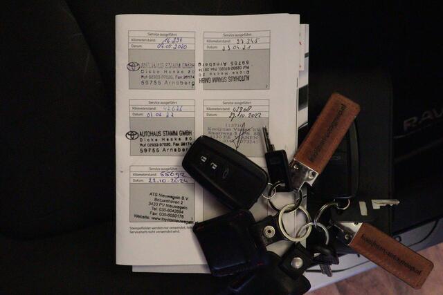 Toyota RAV4 2.5 Hybrid AWD Style | NAVI | CAMERA + PDC | ADAP CRUISE | BEAR-LOCK | TREKHAAK AFN |