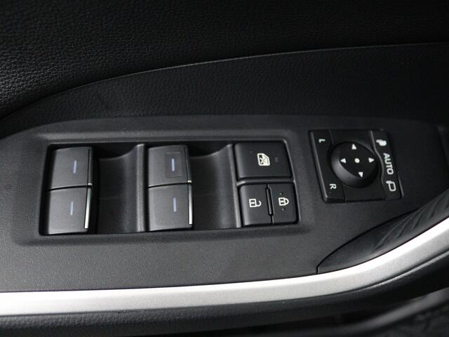 Toyota RAV4 2.5 Plug-in Hybrid AWD Limited Edition | All-season banden | Treeplanken | Spatlappen | Panoramadak |
