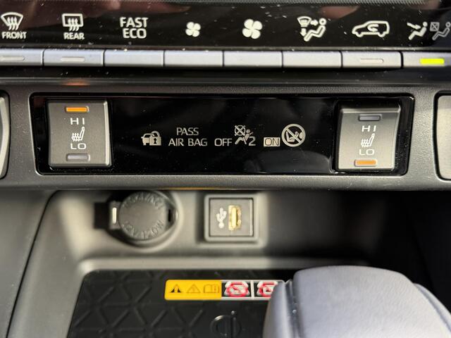 Toyota RAV4 2.5 Hybrid AWD Style Automaat / 1650kg Trekgewicht / BLIS / Apple Carplay Android Auto / Rondomzicht camera / Stuur,- Stoel en Voorruitverwarming / Elektrische achterklep / Navigatie / JBL Audio Systeem / cruise CC /