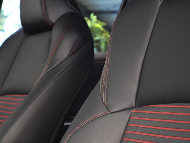 Toyota RAV4 2.5 Plug-in Hybrid AWD Bi-Tone Plus | 360° Camera | Dodehoekdetectie | Noodremassistent | JBL | Adaptive Cruise Control | Actieve parkeersensoren | Lane Assist | Achteropkomend verkeer waarschuwing | Inc. 220v Laadkabel