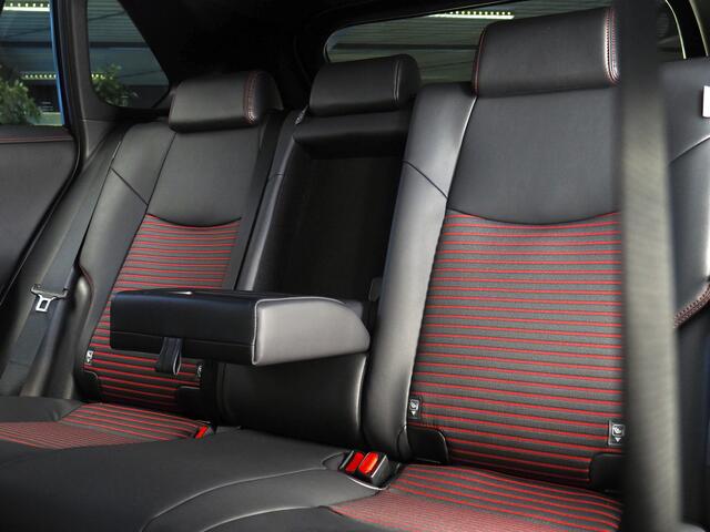 Toyota RAV4 2.5 Plug-in Hybrid AWD Bi-Tone Plus | 360° Camera | Dodehoekdetectie | Noodremassistent | JBL | Adaptive Cruise Control | Actieve parkeersensoren | Lane Assist | Achteropkomend verkeer waarschuwing | Inc. 220v Laadkabel