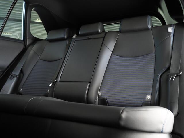 Toyota RAV4 2.5 Hybrid Style | FACELIFT | JBL | Verwarmde Voorstoelen en Stuurwiel | Dodehoekdetectie | 360° Camera | Verwarmd Voorruit | Apple CarPlay/ Android Auto