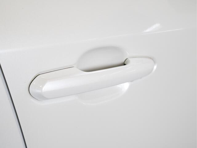 Toyota RAV4 2.5 Hybrid AWD Bi-Tone | Schuif - / kanteldak | Alarm klasse 3 | Trekgewicht 680 kg door Amerikaanse uitvoering |