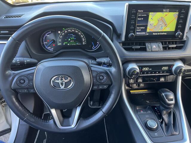 Toyota RAV4 2.5 Hybrid AWD Bi-Tone | 1650 KG trekgewicht | Trekhaak | Parkeersensoren | Apple Carplay & AndroidAUTO | Adapt.Cruise Control |