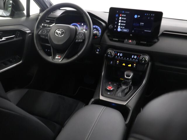 Toyota RAV4 2.5 Hybrid AWD GR SPORT | Navigatie | Sportstoelen ele. verstelbaar + Geheugen | Virtual Cockpit | 360 Camera | DAB | Stoelverwarming | JBL Audio | Trekhaak Afneembaar | Ele. kofferdeksel |