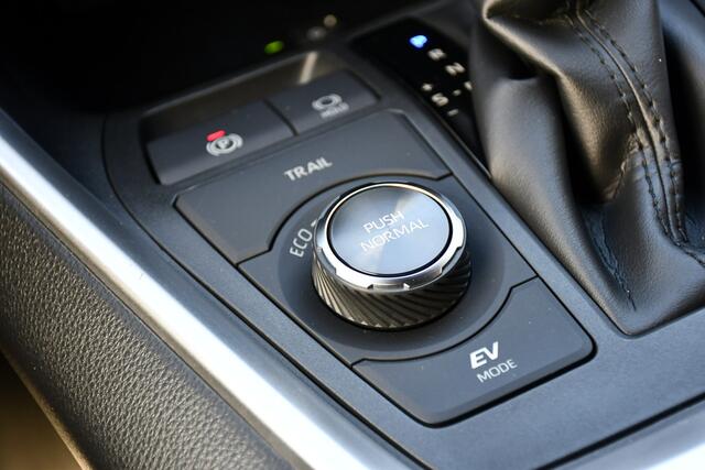 Toyota RAV4 2.5 Hybrid AWD Bi-Tone Limited Automaat 222pk | JBL | Innovation-pack | Dodehoekdetectie | Trekhaak geremd 1.650 kg |