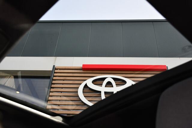 Toyota URBAN CRUISER Executive 61 kWh Automaat 174pk | Nieuw | Panoramadak | JBL-audio | LED koplampen |