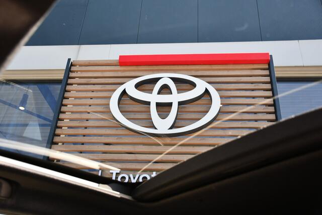 Toyota URBAN CRUISER Executive 61 kWh | Nieuw | Panoramadak | JBL-audio | 360 graden camera |