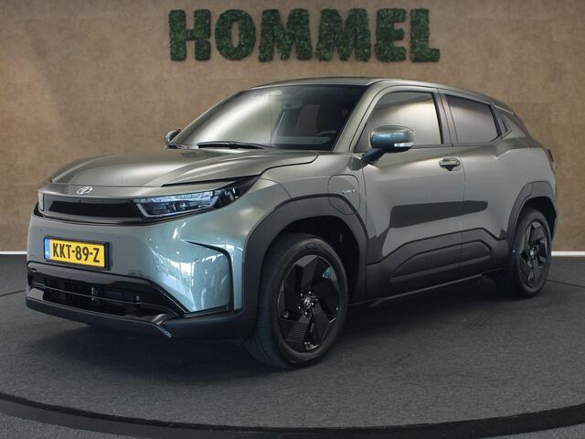 Toyota URBAN CRUISER Dynamic 61 kWh DEMO AUTO - NIEUW MODEL - ORIGINEEL NEDERLANDSE AUTO - 3 FASE - PARKEERSENSOREN VOOR/ ACHTER - NAVIGATIE - DODEHOEK -DETECTIE - KEYLESS ENTRY/ START - 18 INCH WIELEN - CAMERA - CLIMATE CONTROL - VOORSTOELEN VERWARMD - STUUR VERWARMD