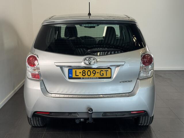 Toyota VERSO 1.8 VVT-i Dynamic | Trekhaak | Fabrieksnavigatie | Zeer lage KM-stand |