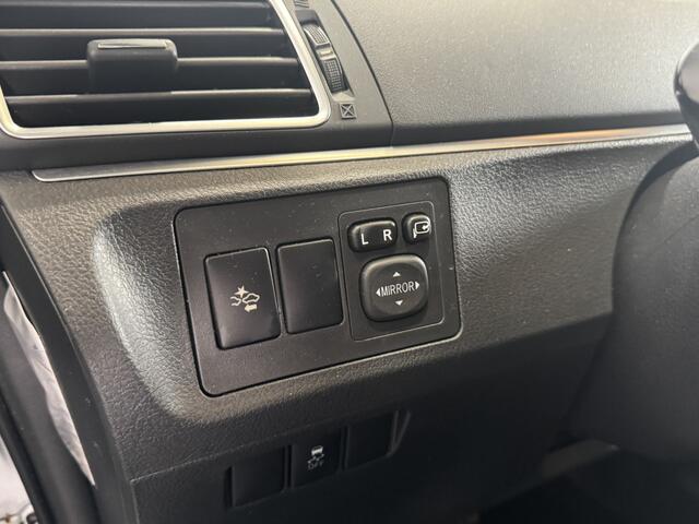 Toyota VERSO 1.8 VVT-i Dynamic | Trekhaak | Fabrieksnavigatie | Zeer lage KM-stand |