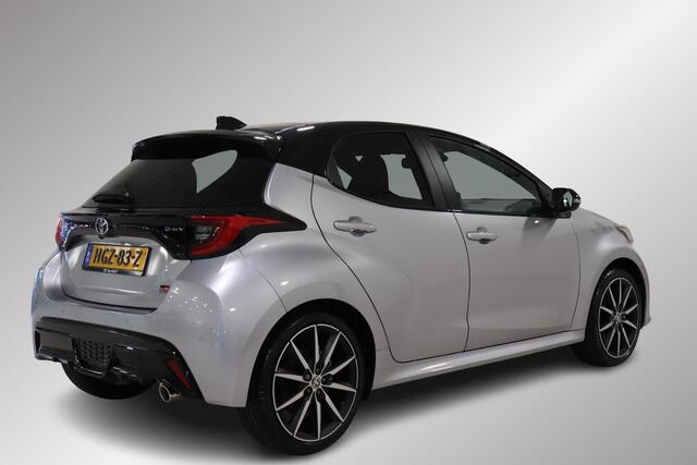 Toyota YARIS 1.5 Hybrid 130 GR Sport, BSM, Draadloos Apple Carplay & Android Auto, Pano dak, Stoel & Stuurverwarming, Parkeersensoren!