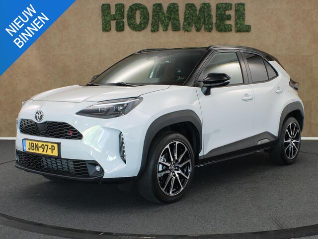 Toyota YARIS Cross 1.5 Hybrid 130 GR Sport - DIRECT UIT VOORRAAD LEVERBAAR - MEERDERE BESCHIKBAAR - HEAD-UP DISPLAY - ELEKTRISCHE ACHTERKLEP - PARKEERSENSOREN VOOR EN ACHTER - JBL GELUIDSINSTALLATIE - DODEHOEK DETECTIE