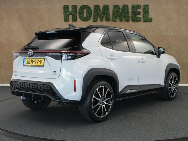 Toyota YARIS Cross 1.5 Hybrid 130 GR Sport - DIRECT UIT VOORRAAD LEVERBAAR - MEERDERE BESCHIKBAAR - HEAD-UP DISPLAY - ELEKTRISCHE ACHTERKLEP - PARKEERSENSOREN VOOR EN ACHTER - JBL GELUIDSINSTALLATIE - DODEHOEK DETECTIE