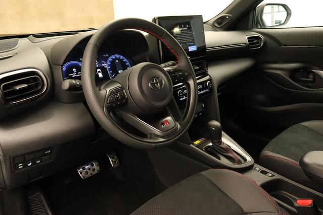 Toyota YARIS Cross 1.5 Hybrid 130 GR Sport - DIRECT UIT VOORRAAD LEVERBAAR - MEERDERE BESCHIKBAAR - HEAD-UP DISPLAY - ELEKTRISCHE ACHTERKLEP - PARKEERSENSOREN VOOR EN ACHTER - JBL GELUIDSINSTALLATIE - DODEHOEK DETECTIE