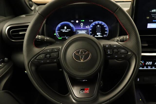 Toyota YARIS Cross 1.5 Hybrid 130 GR Sport - DIRECT UIT VOORRAAD LEVERBAAR - MEERDERE BESCHIKBAAR - HEAD-UP DISPLAY - ELEKTRISCHE ACHTERKLEP - PARKEERSENSOREN VOOR EN ACHTER - JBL GELUIDSINSTALLATIE - DODEHOEK DETECTIE