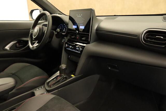 Toyota YARIS Cross 1.5 Hybrid 130 GR Sport - DIRECT UIT VOORRAAD LEVERBAAR - MEERDERE BESCHIKBAAR - HEAD-UP DISPLAY - ELEKTRISCHE ACHTERKLEP - PARKEERSENSOREN VOOR EN ACHTER - JBL GELUIDSINSTALLATIE - DODEHOEK DETECTIE