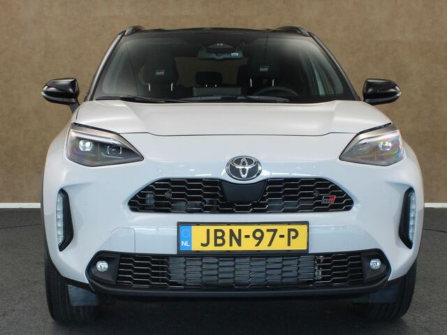 Toyota YARIS Cross 1.5 Hybrid 130 GR Sport - DIRECT UIT VOORRAAD LEVERBAAR - MEERDERE BESCHIKBAAR - HEAD-UP DISPLAY - ELEKTRISCHE ACHTERKLEP - PARKEERSENSOREN VOOR EN ACHTER - JBL GELUIDSINSTALLATIE - DODEHOEK DETECTIE