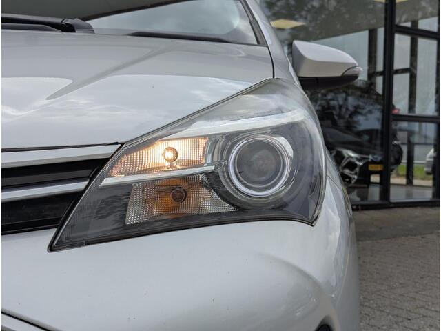 Toyota YARIS 1.5 Hybrid Trend Bi-Tone Limited | Camera | Climate control | Elek. ramen | Navi | 15" Lichtmetaal | PDC A