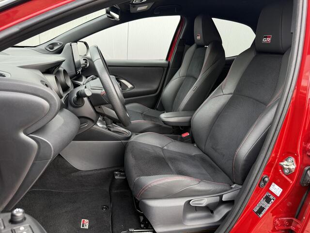 Toyota YARIS 1.5 Hybrid GR Sport **NAVIGATIE/ DODEHOEK DETECTIE/ HEADS-UP DISPLAY/ 36 MAANDEN GARANTIE**